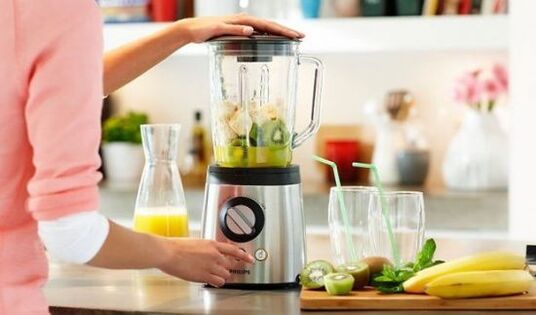 make smoothies with a blender
