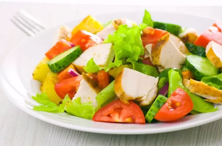 salad with vegetables and chicken for a carb-free diet